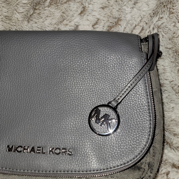 Michael Kors gray bag and matching wallet. - Picture 7 of 16